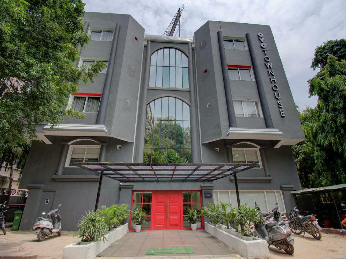 Oyo Townhouse 150 Shreyas Colony Hotel Ahmedabad Exterior foto