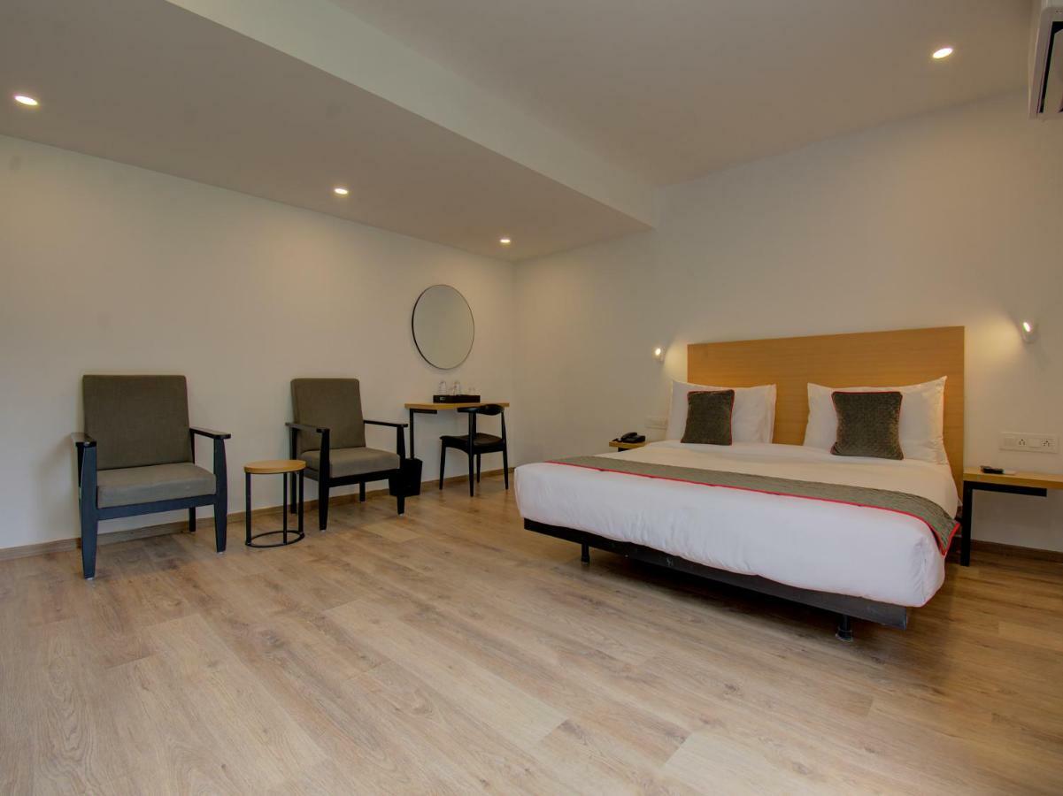 Oyo Townhouse 150 Shreyas Colony Hotel Ahmedabad Exterior foto